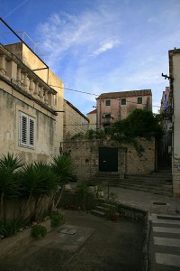 Korčula, dvůr u domu ve starém městě