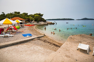 Prižba - písčitooblázková pláž u poloostrova Prišćapac, ostrov Korčula, Chorvatsko