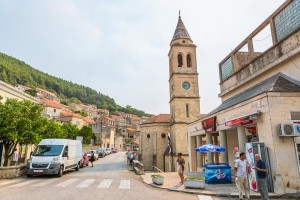 Smokvica, náměstí s kostelní věží