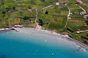 Lumbarda, vinice Lumbarda, pláž Bilin Žal,let.snímek